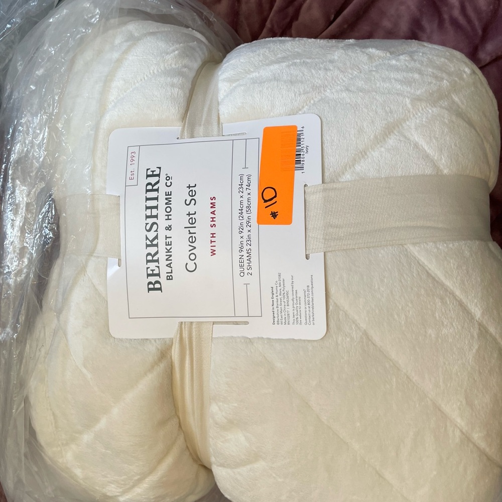 $120 retail Berkshire Cream Coverlet Set